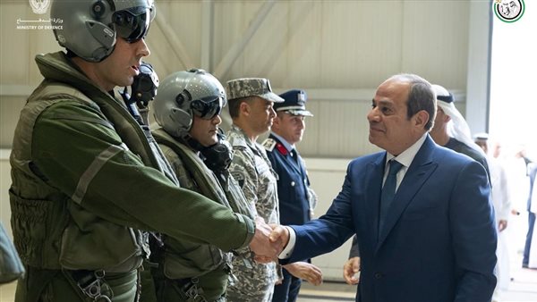 السيسي وبن زايد يتفقدان المقاتلات المصرية بالإمارات ويؤكدان 