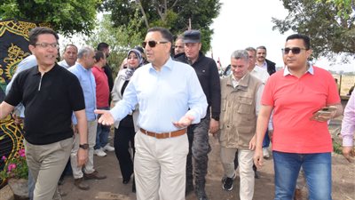 محافظ القليوبية ورئيس جامعة بنها يفتتحان موسم حصاد القمح بزراعة مشتهر