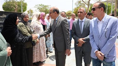 محافظ المنيا يهنئ حجاج الجمعيات الأهلية قبيل سفرهم للأرض المقدسة 