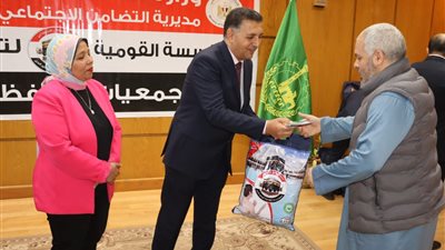 محافظ القليوبية يسلم ملابس الإحرام وتأشيرات الحج لـ45 حاجًا من الجمعيات الأهلية