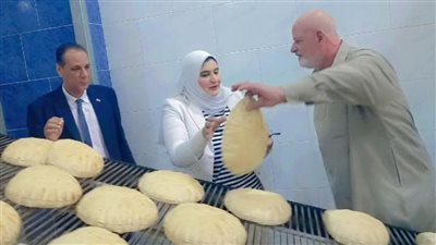 وكيلة تموين دمياط تغلق مخبزا بلديا لإنتاج خبز ناقص الوزن 