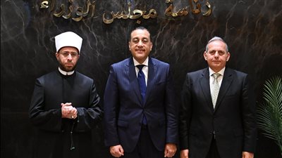 الدكتور مدبولي يتوسط رئيس بنك مصر ووزير الأوقاف 