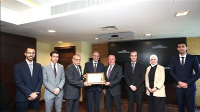 يحيي أبو الفتوح أثناء تسلمه الجائزة 
