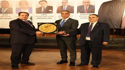 محافظ الجيزة يكرم 300 عامل تقديرًا لجهودهم في دعم التنمية