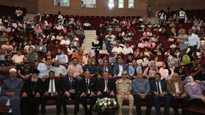 طلاب المدارس يشاركون في احتفالية فنية على مسرح قصر ثقافة الغردقة