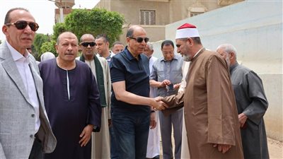 محافظ المنيا يفتتح المسجد الشرقي بنزلة الدليل ويؤدي صلاة الجمعة وسط الأهالي