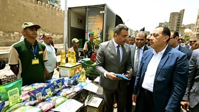 رئيس الوزراء يتفقد معرض أهلًا بالعيد بمنطقة الجمالية