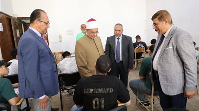 رئيس جامعة الأزهر يتابع امتحانات اللغات والترجمة والإعلام بالقاهرة...صور