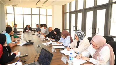 محافظ دمياط يبحث تنظيم ساحات انتظار المركبات وتوفير خدمات مصرفية حديثة للمواطنين