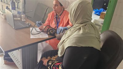 بالصور.. محافظ الغربية يتابع القافلة الطبية بقرية 