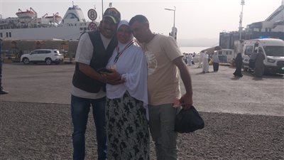 بعثة الحج السياحي تُحقق أمنية حاجة مصرية بلقاء أبنائها في ميناء العقبة قبل التوجه للأراضي المقدسة