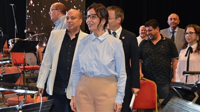 وزيرة الثقافة تتابع خطط تطوير دار الأوبرا المصرية وتتفقد المسرح الكبير (صور) 