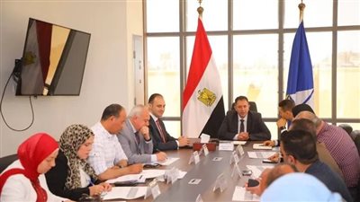 محافظ دمياط يتابع ملف حصر وتراخيص المحال والأنشطة التجارية بالمراكز والمدن