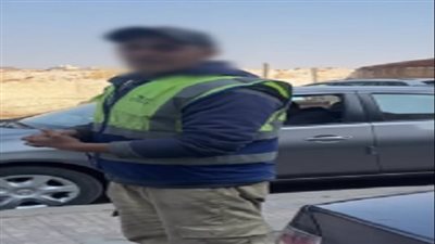 سقوط «منادى سيارات» لطلبه مبلغ مالى من «سيدة» مقابل «ركنة» في النزهة