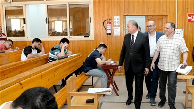 رئيس جامعة المنصورة يتفقد لجان الامتحانات بكليتي الهندسة وطب الأسنان