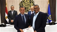محافظ أسوان يكرم مدير الاتصال السياسى السابق
