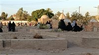 بالصور.. «زيارة المقابر» قبل العيد عادة متوارثة تُنعش طقوس الوفاء في الصعيد