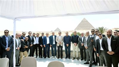 رئيس الوزراء ووزير السياحة في لقاء مع أهالي نزلة السمان