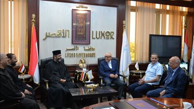 محافظ الأقصر يستقبل وفد مطرانية الأقباط الكاثوليك للتهنئة بعيد الأضحى.. صور 