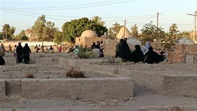 بالصور.. «زيارة المقابر» قبل العيد عادة متوارثة تُنعش طقوس الوفاء في الصعيد