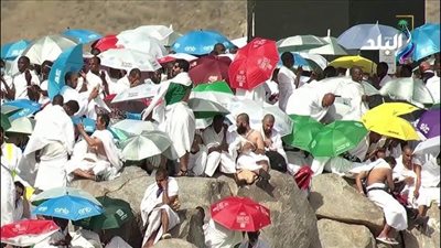 حجاج بيت الله الحرام يتوجهون إلى مزدلفة بعد الوقوف بعرفة وسط تنظيم محكم
