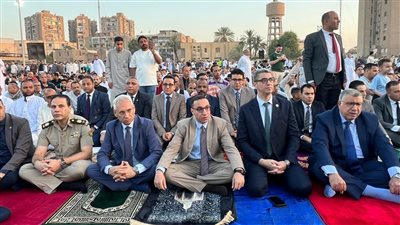 رئيس جامعة المنيا يؤدي صلاة عيد الأضحى المبارك بمدرسة أبو شناف 