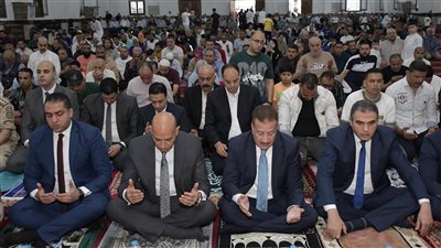 محافظ بورسعيد يؤدي صلاة عيد الأضحى المبارك بالمسجد العباسي وسط حضور جماهيري