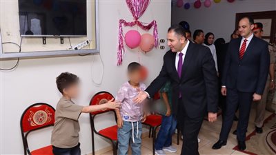 محافظ دمياط يشارك أبناء وبنات دور الضيافة بكفر البطيخ فرحتهم بعيد الأضحى 