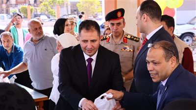 محافظ دمياط يشهد توزيع اللحوم على الفئات الأولى بالرعاية