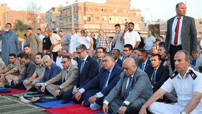 نائب محافظ المنيا يؤدي صلاة عيد الأضحى وسط جموع المصلين