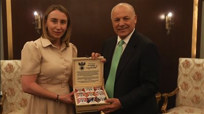 أبو ريدة يتبادل الدروع التذكارية مع رئيسة بعثة منتخب روسيا