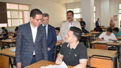رئيس جامعة بنها يتفقد امتحانات كليات العلاج الطبيعي والعلوم والهندسة