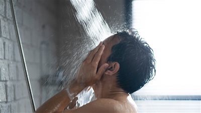 استحمام الماء البارد أثناء موجة الحر.. خطر يجب تجنبه