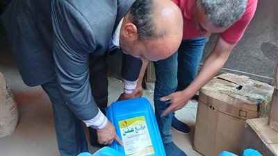 بالصور..ضبط مخزن سري بطنطا بداخله 2.5 طن مستلزمات دهانات وأحبار منتهية الصلاحية 