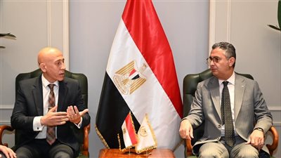 الدكتور شريف فاروق يكرم مفتش التموين