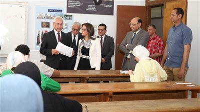 رئيس جامعة المنيا يتفقد لجان امتحانات الألسن والفنون الجميلة ودار العلوم 