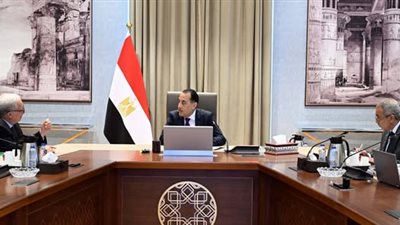 رئيس الوزراء يتابع مع نائبه للشئون الاقتصادية موقف خطة إعادة هيكلة الهيئات الاقتصادية