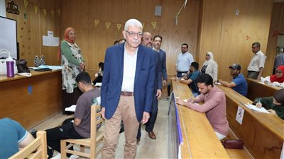 بالصور.. رئيس جامعة المنوفية يتابع سير امتحانات كلية طب الأسنان
