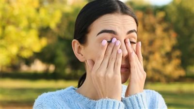 كيف يؤدي فرك العينين إلى تلف القرنية؟