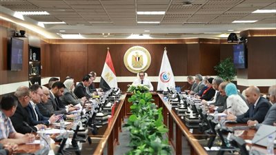 وزير الصحة في اجتماع حول التأمين الشامل في المنيا 