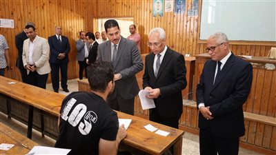 رئيس جامعة المنيا يتفقد أعمال الامتحانات بكلية الهندسة 