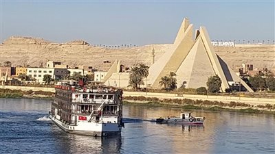 محافظ المنيا يتابع إجراءات تعويم باخرة سياحية تقل 45 مصريًا 