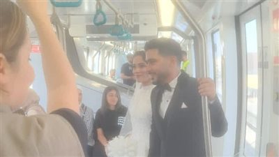عروسان يحتفلان بزفافهما على متن أحد قطارات المونوريل 