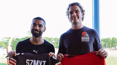 شاهد بالصور.. صلاح يتبادل قميص منتخب مصر مع نجم كليفلاند براونز لكرة القدم الأمريكية 