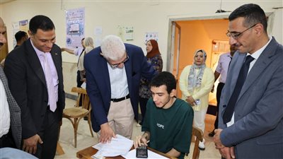 بالصور.. رئيس جامعة المنوفية يتفقد لجان الامتحانات بكلية العلوم