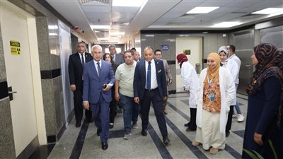 رئيس جامعة المنيا يتفقد مستشفى الأورام الجامعي ويفتتح عيادات أورام الأطفال 