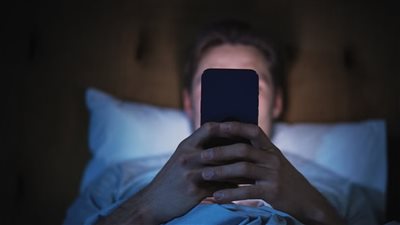 تصفح الهاتف قبل النوم يؤثر سلبًا على صحتك أكثر مما تتخيل