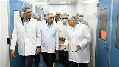 رئيس الوزراء يتفقد مصنع شركة 