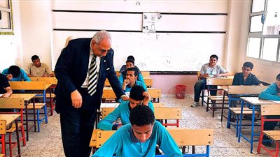 مدير تعليم البحر الأحمر يتفقد لجان الامتحانات بالغردقة ويشدد على الانضباط وتكافؤ الفرص