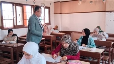 طلاب دمياط يشيدون بامتحان الإنجليزي خلال جولة وكيل الوزارة بكفر سعد